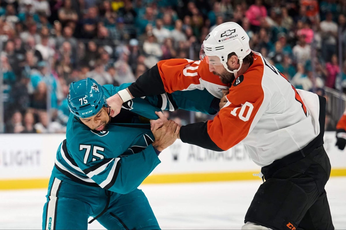 Sharks players get emotional after Ryan Reaves injures finger in fight, stays on bench