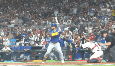 Eugenio Suárez trying to catch the bat after Wilyer Abreu flipped it to the moon
