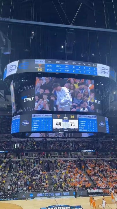 Colston Loveland, Luther Burden and JP Richardson at the UC today for March Madness 🐻⬇️