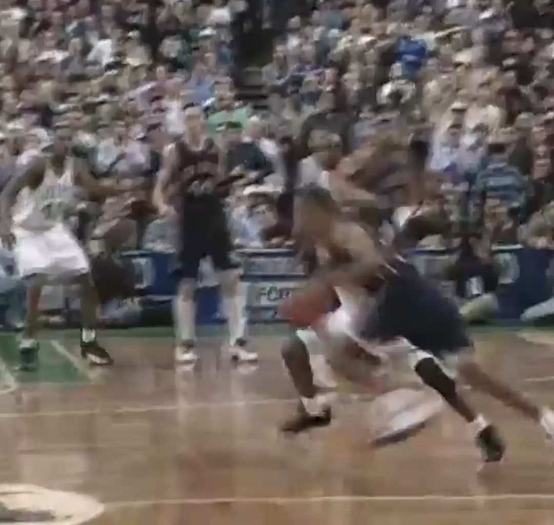 On this day in 1999, Keith Horn hit the game-winning buzzer-beater in Boston 🚨