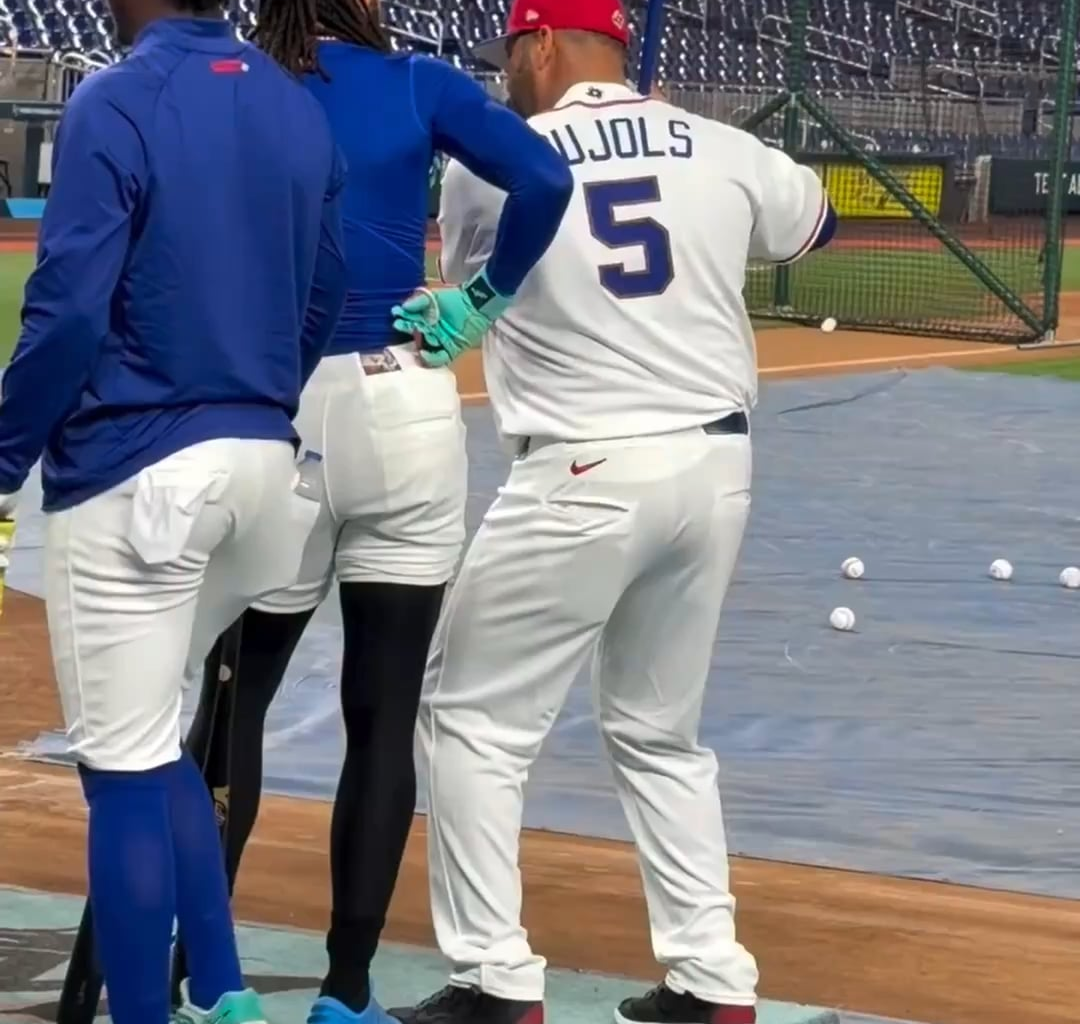 Albert Pujols coaching Fernando Tatis Jr 🇩🇴⚾️