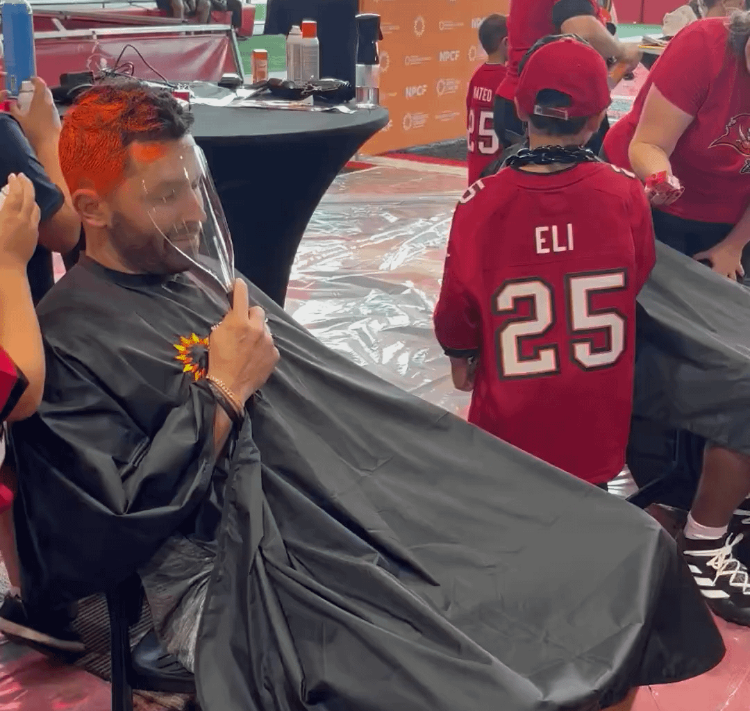 ‪When Baker Mayfield had pediatric cancer patients color his hair to help raise money for pediatric cancer. Baker is always raising money for charity and helping those in need throughout his community.‬