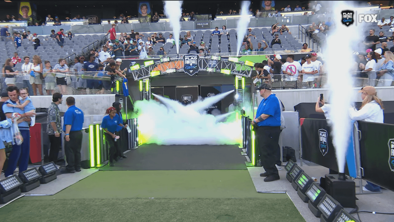 [Highlight] Jim Harbaugh wanders out of the tunnel during the Wildcats intro