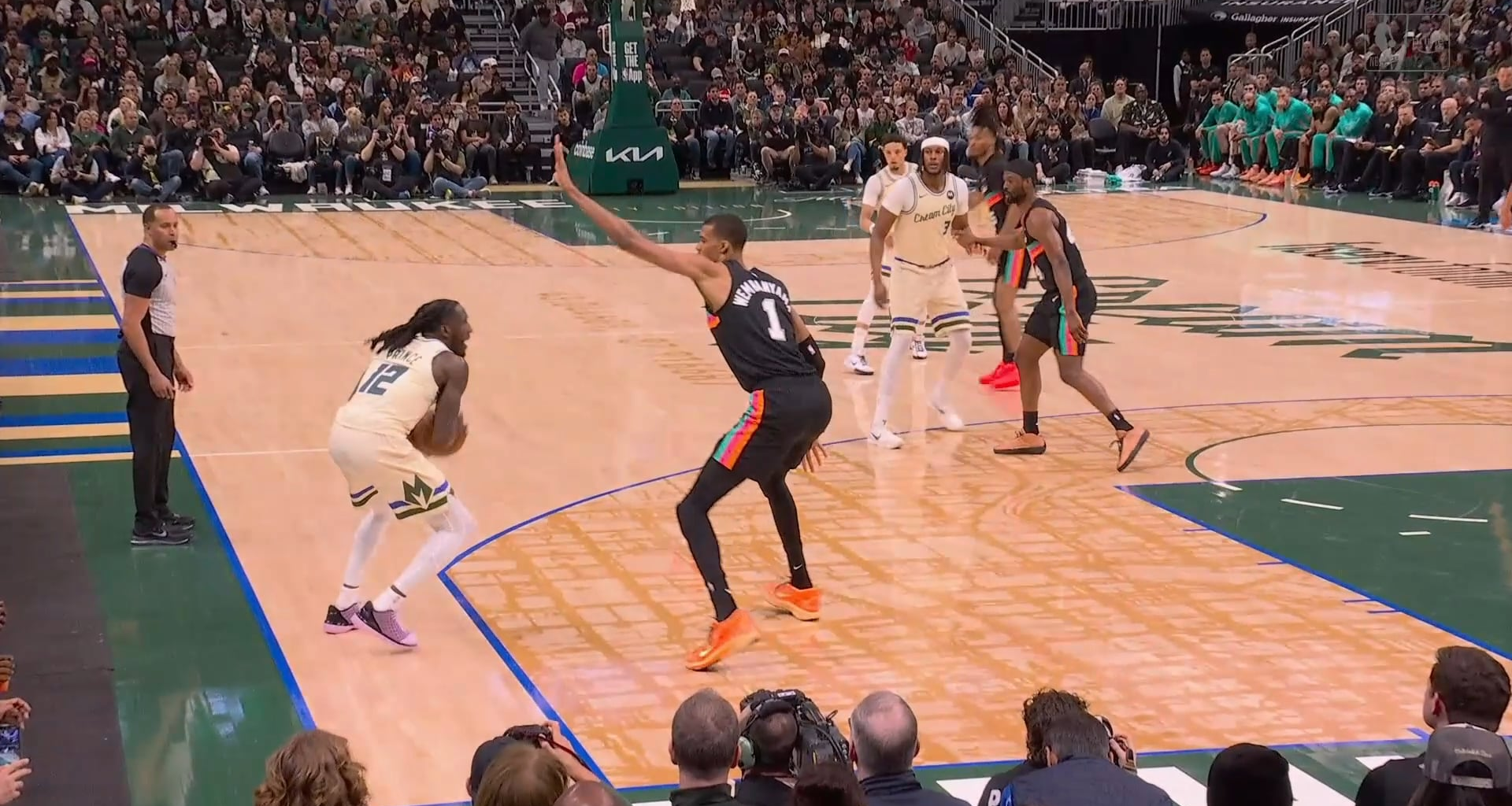[Highlight] Bucks players avoiding Wemby | vs MIL 3.28.26
