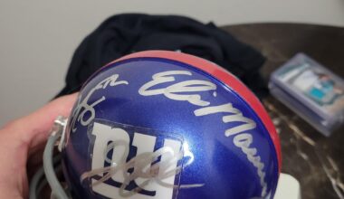 Please help identifying autographs