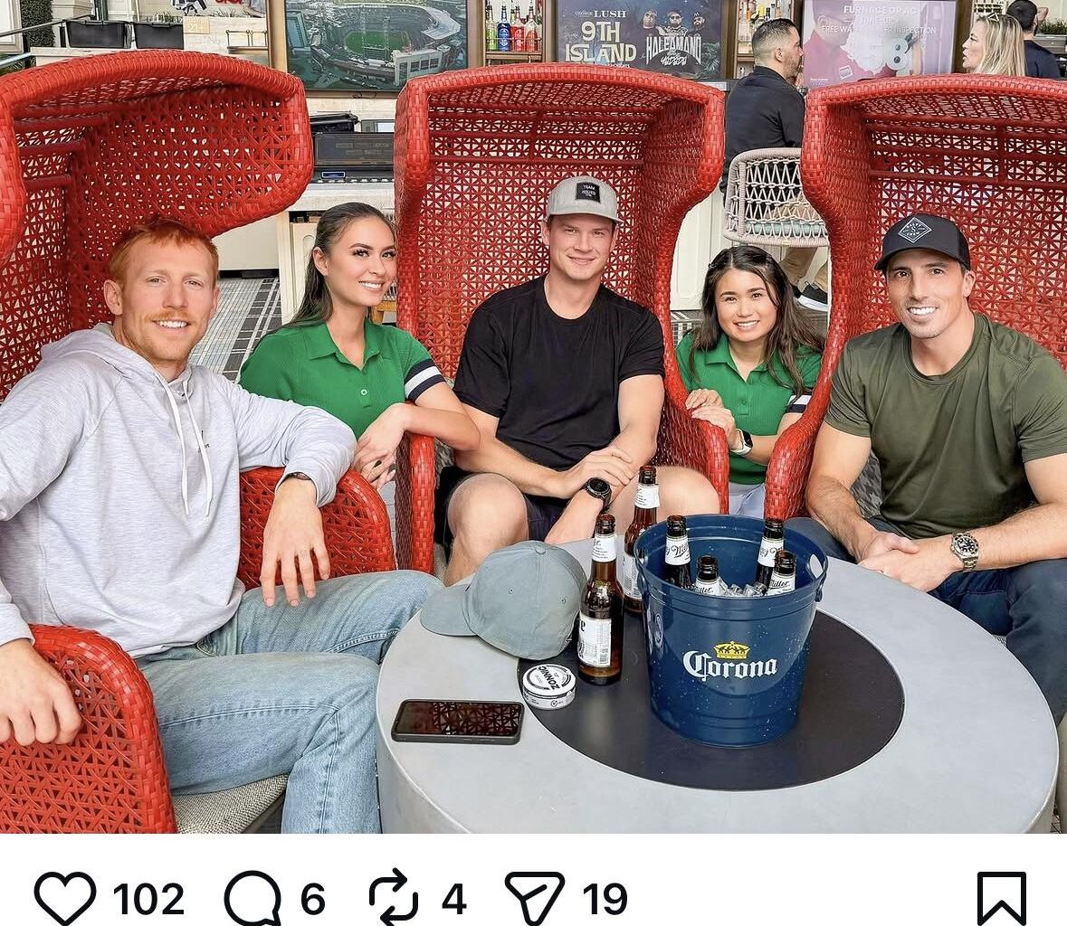 A few former Knights enjoying a beverage