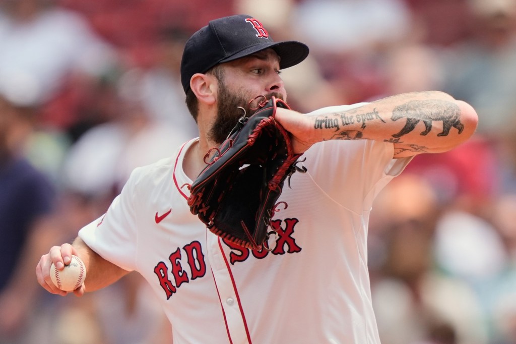 Padres sign free-agent starter Lucas Giolito