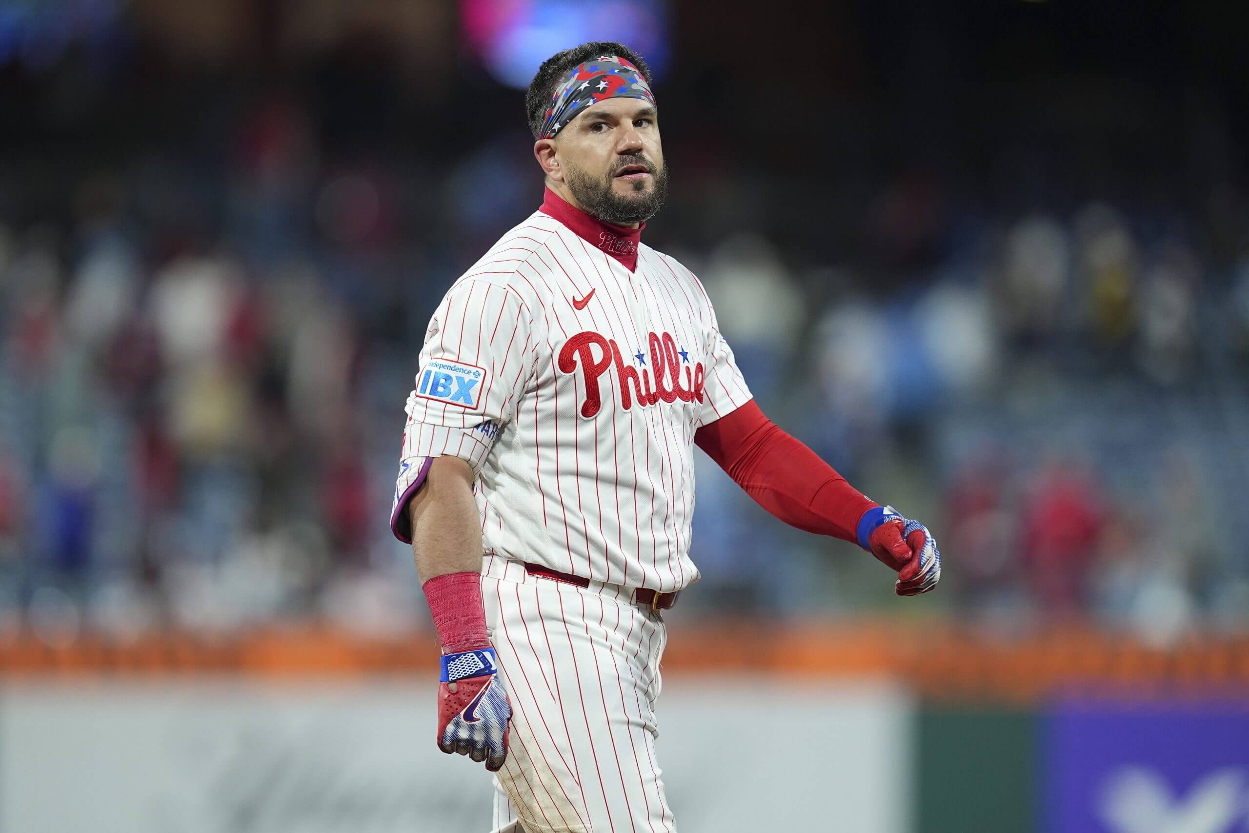 Kyle Schwarber reacts after lining out to end a game against the Braves.