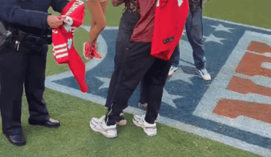 ‪When 49ers wide receiver Ricky Pearsall hugged the first responders who saved his life after he was shot on a football field, just a couple of weeks later. This was precious!‬