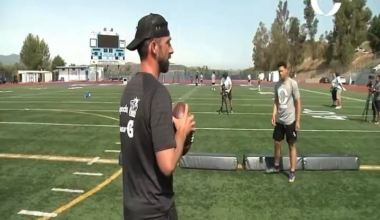 Kyle Shanahan working with a high school Caleb Williams