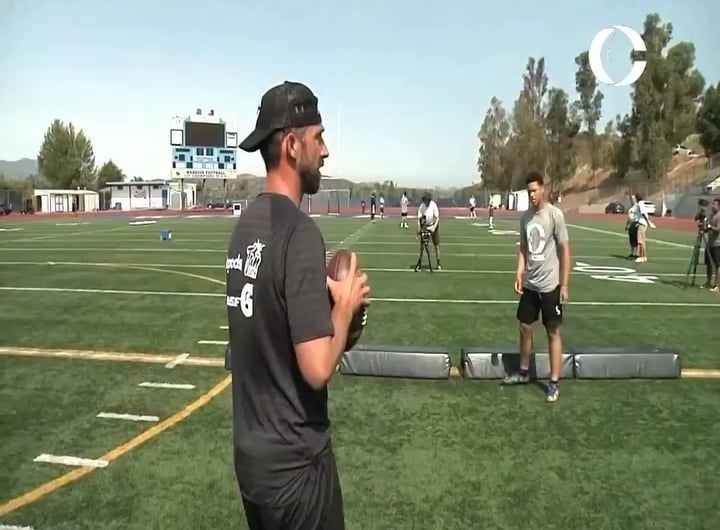 Kyle Shanahan working with a high school Caleb Williams