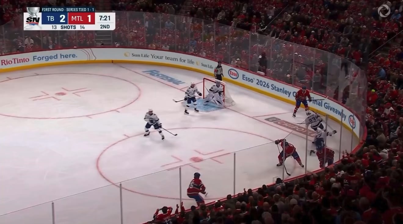 Kirby Dach gets his 2nd point of the game