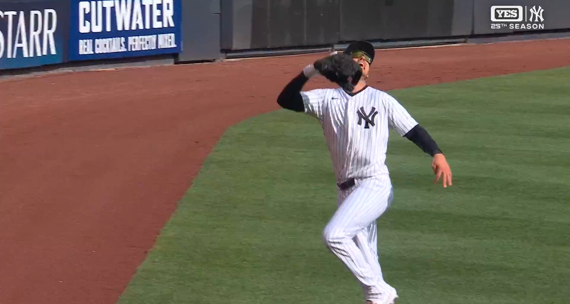 [Highlight] Cody Bellinger makes a TERRIFIC catch in left field!