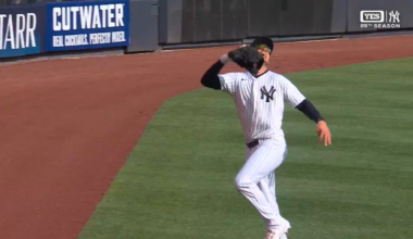[Highlight] Cody Bellinger makes a TERRIFIC catch in left field!