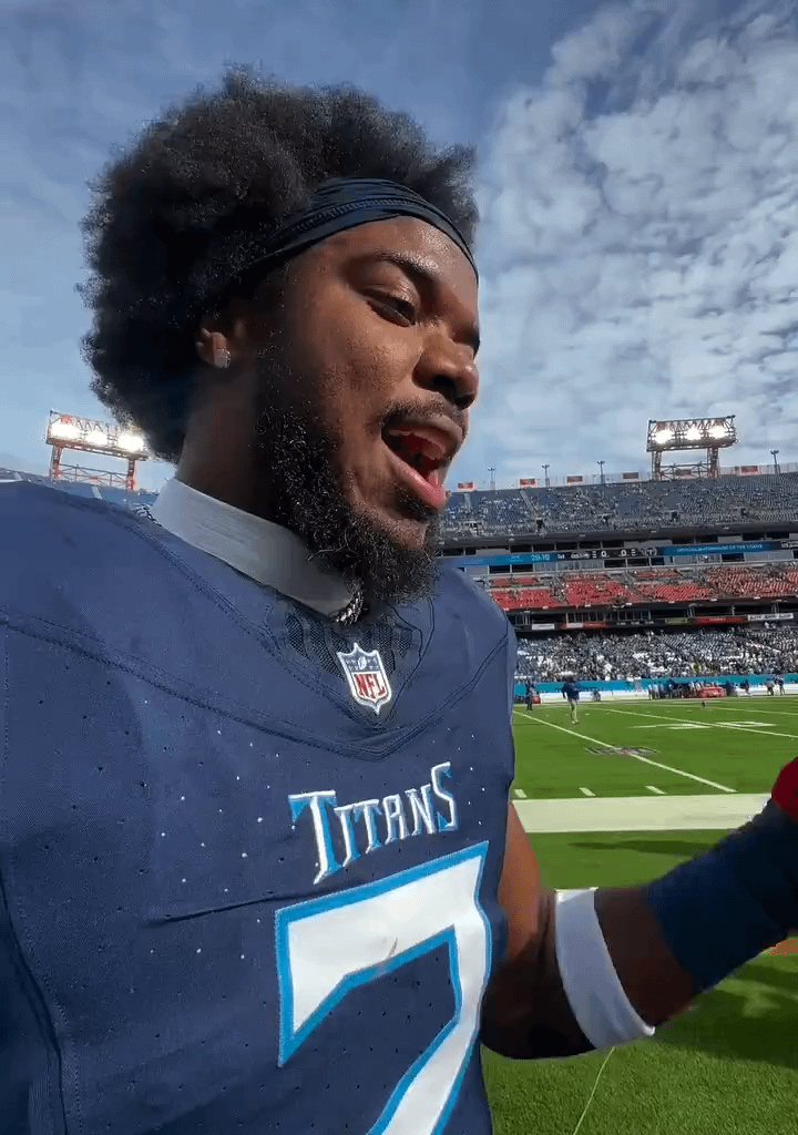 Former Titans LB Azeez Al-Shaair surprised a single mother who was homeless, sleeping in a car with $10,000, and invited her to sit sideline at a game.