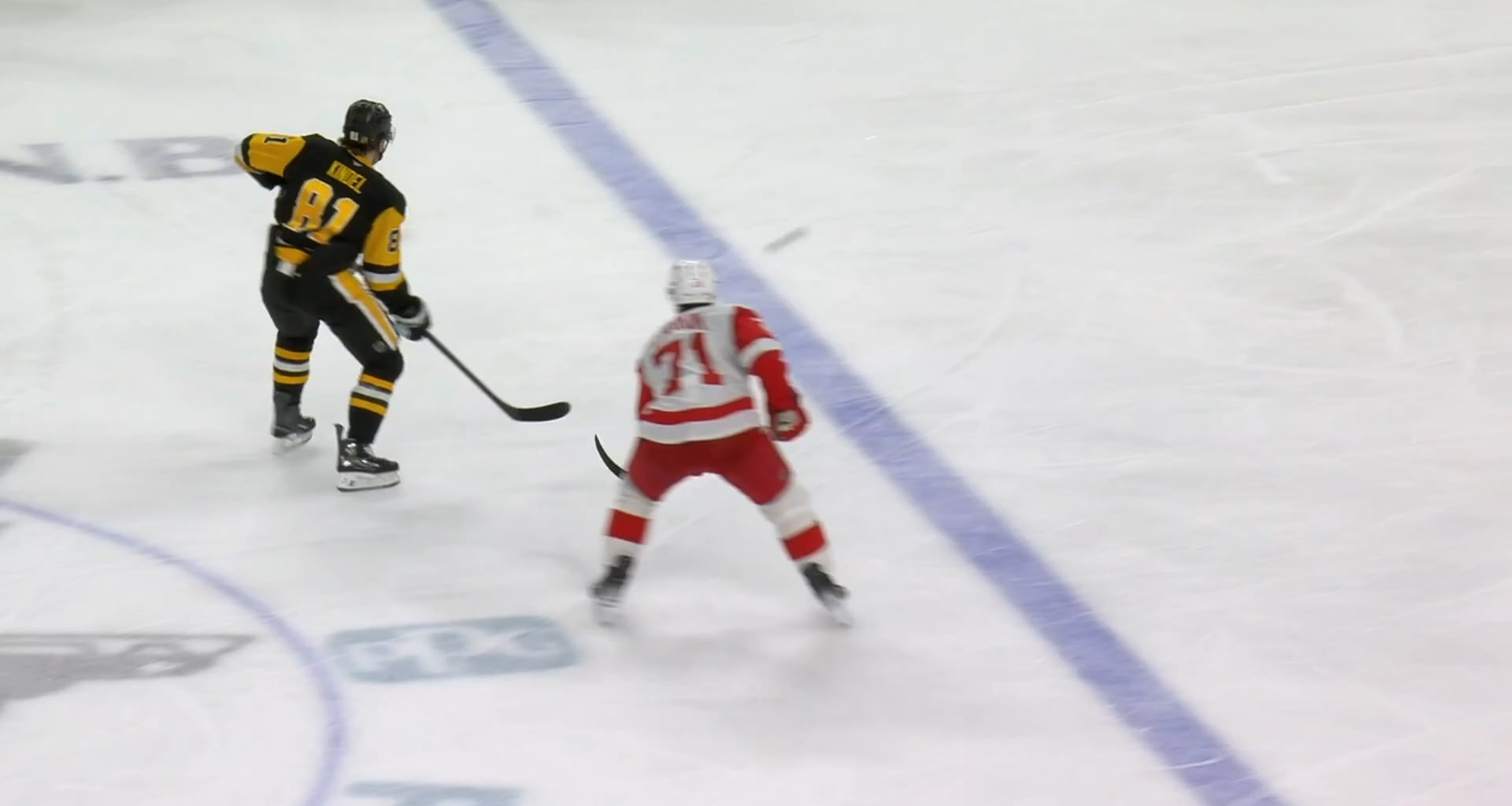 [DET - PIT] Larkin goes down awkwardly, appears to reach for his injured knee and crawls to the bench. Remains on the bench at this time