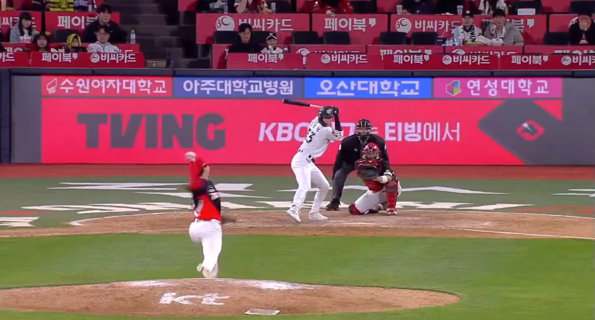 [KBO] KT Wiz OF Kim Min-hyuk delivers the 11th homer of his 14-year career—a walk-off blast in the bottom of the 11th