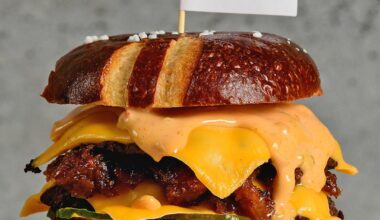 (MLB) ALL RISE: A new 99 burger is coming to the Bronx this year ‼️

The Yankees will have new version of their exclusive burger that features two 4 oz. American Wagyu beef patties, American cheese, caramelized onions, secret sauce and dill pickles all served on a pretzel bun 😮‍💨