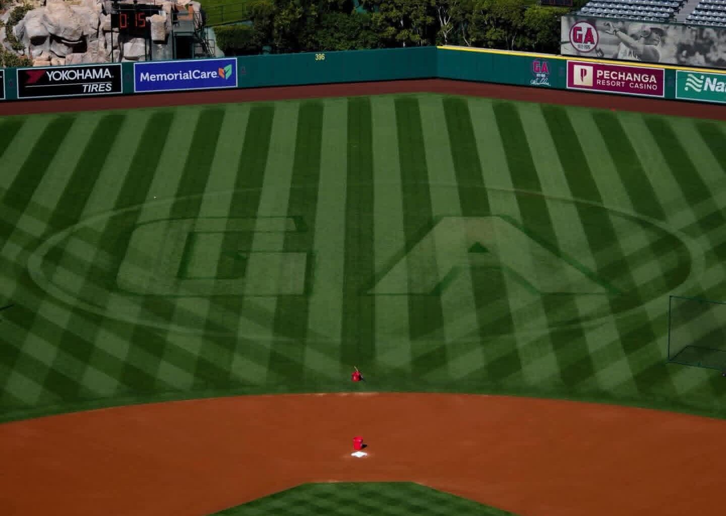The Angels are paying tribute to Garret Anderson in center field tonight ❤️ (via @mlb)