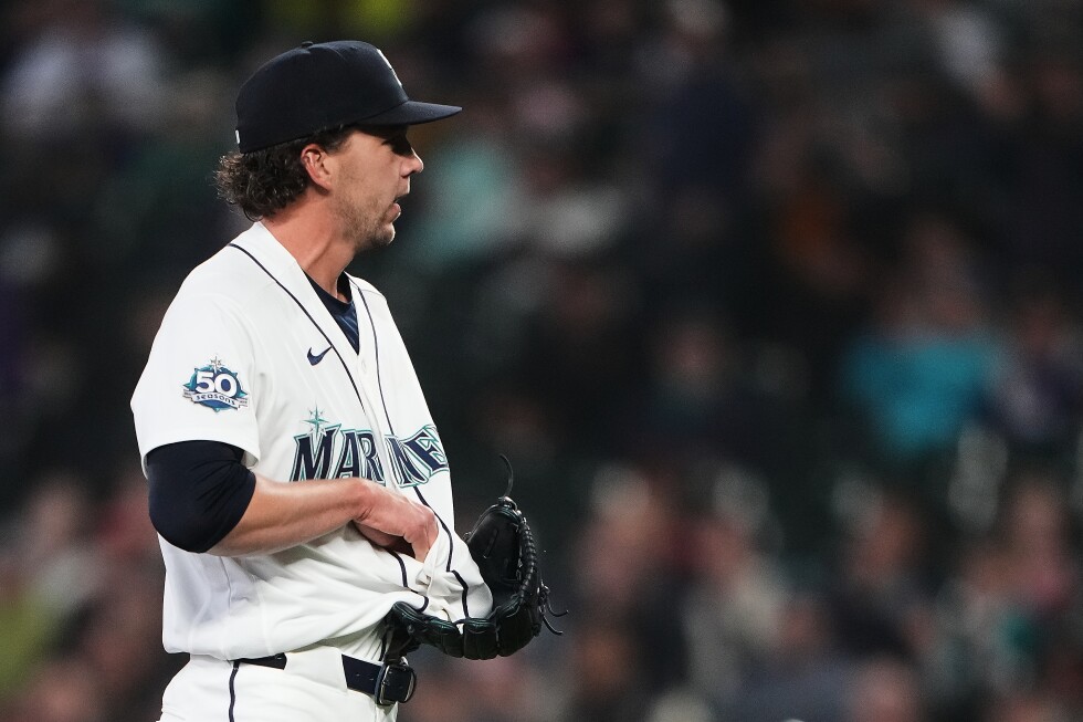 Logan Gilbert's jersey catches line drive in bizarre play