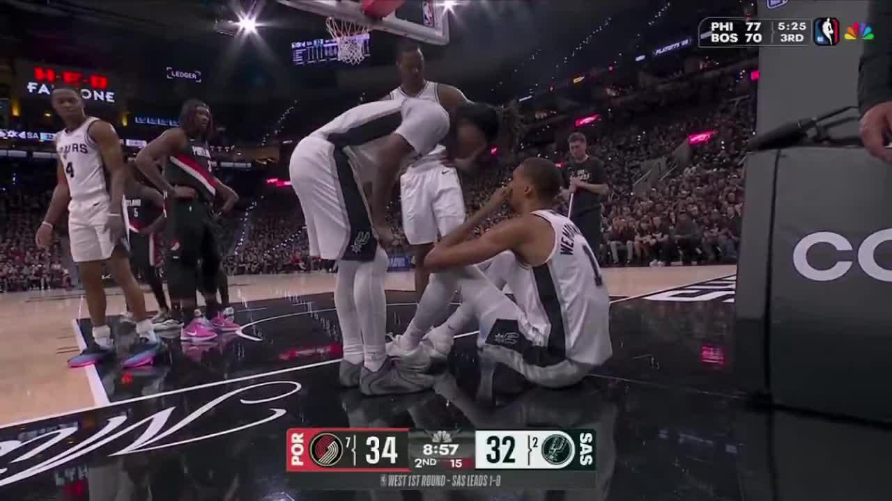 [Injury] Wemby falls and takes a hard hit to the face before heading to the locker room