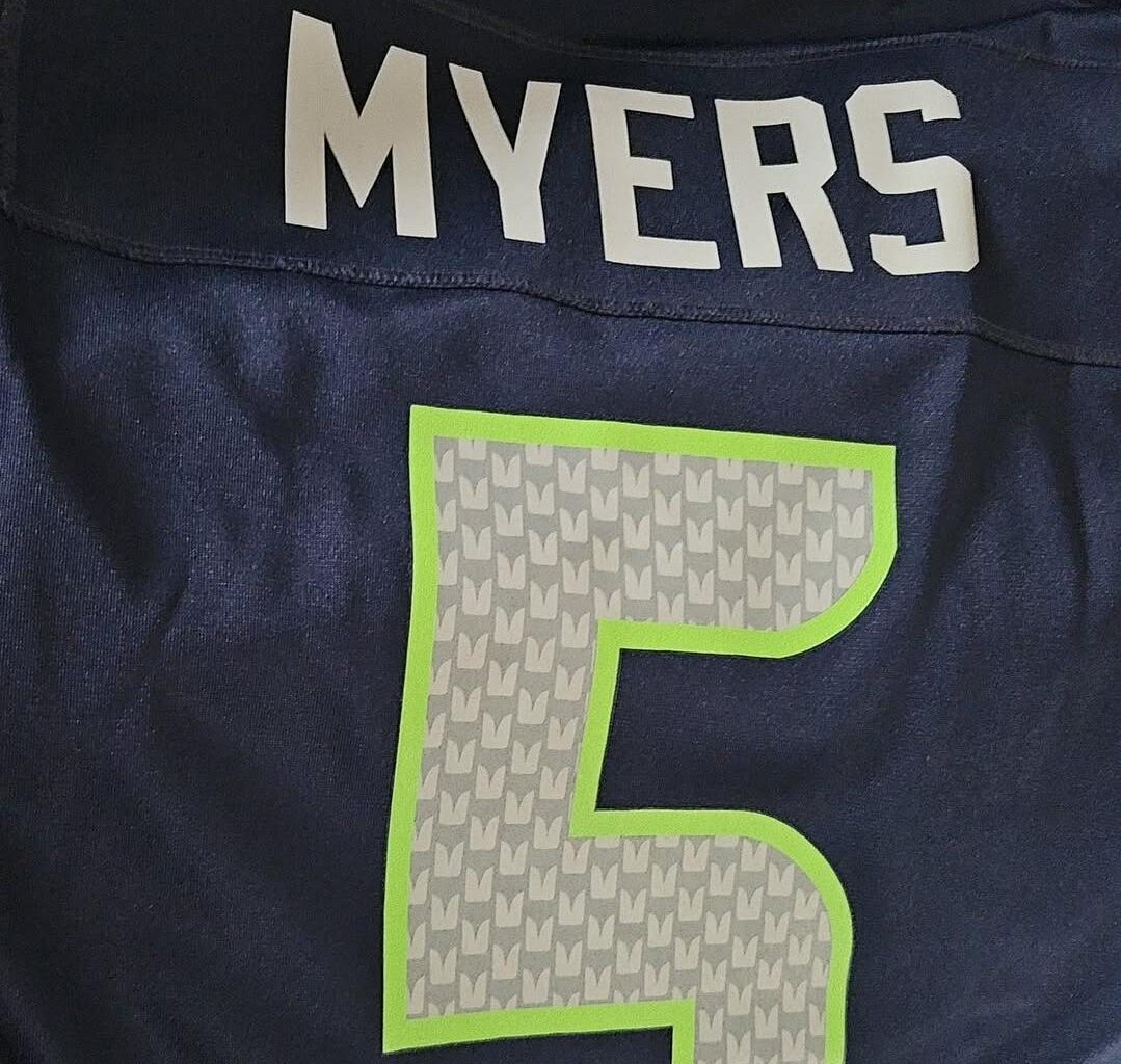 Aaaaaaand got the last of the Super Bowl haul. Maybe I should get a Philippine flag patch for this along with my Lynch jersey. PARA SA KULTURA!!!!!!! 🇵🇭🇵🇭🇵🇭🇵🇭🇵🇭🇵🇭