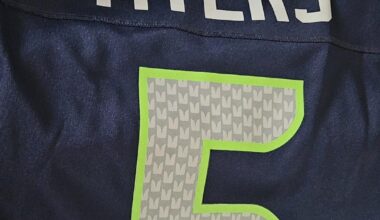 Aaaaaaand got the last of the Super Bowl haul. Maybe I should get a Philippine flag patch for this along with my Lynch jersey. PARA SA KULTURA!!!!!!! 🇵🇭🇵🇭🇵🇭🇵🇭🇵🇭🇵🇭