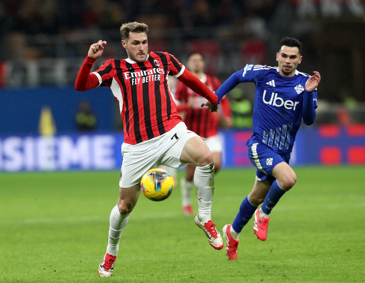 Santiago Gimenez of AC Milan runs with the ball under pressure from Lucas Da Cunha of Como during the Serie A match between AC Milan and Como