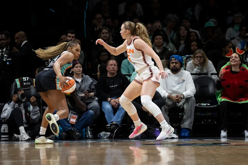 Betnijah Laney-Hamilton of the New York Liberty crosses up over Gianna Kneepkens of the Connecticut Sun. Michelle Farsi/New York Post