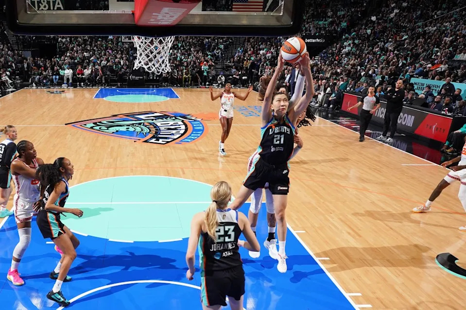 Han Xu of the New York Liberty grabs the rebound NBAE via Getty Images