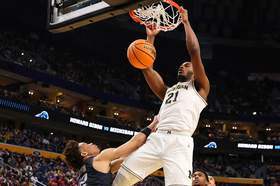 Morez Johnson Jr. #21 of the Michigan Wolverines