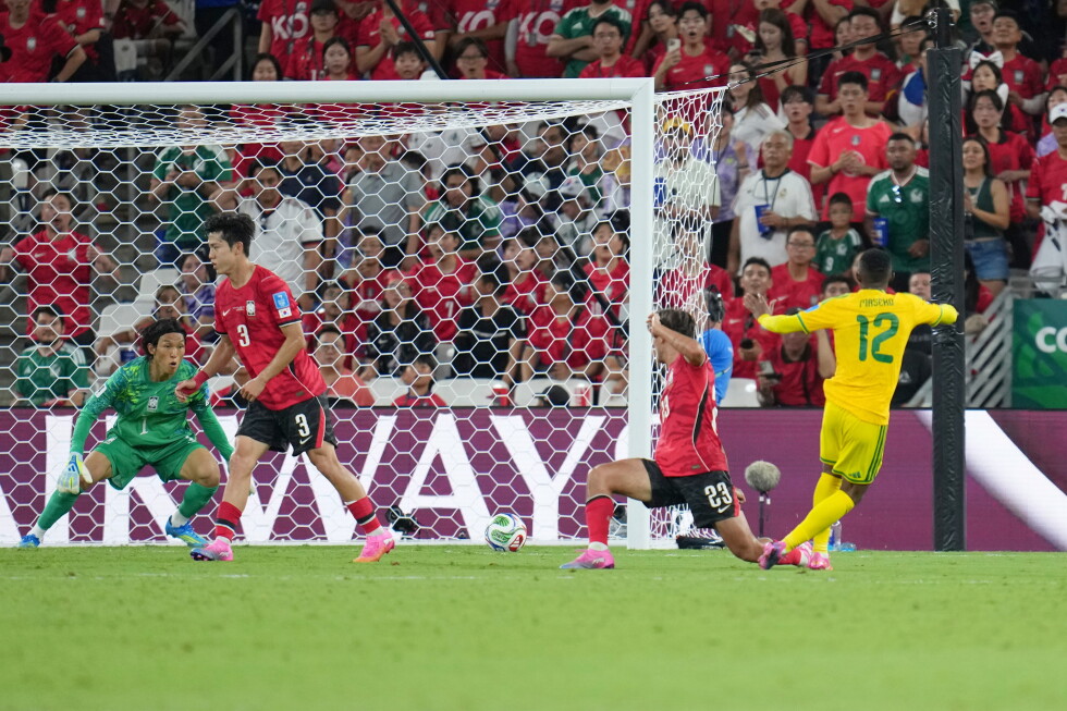 South Africa reaches World Cup knockout phase for 1st time with 1-0 win over South Korea