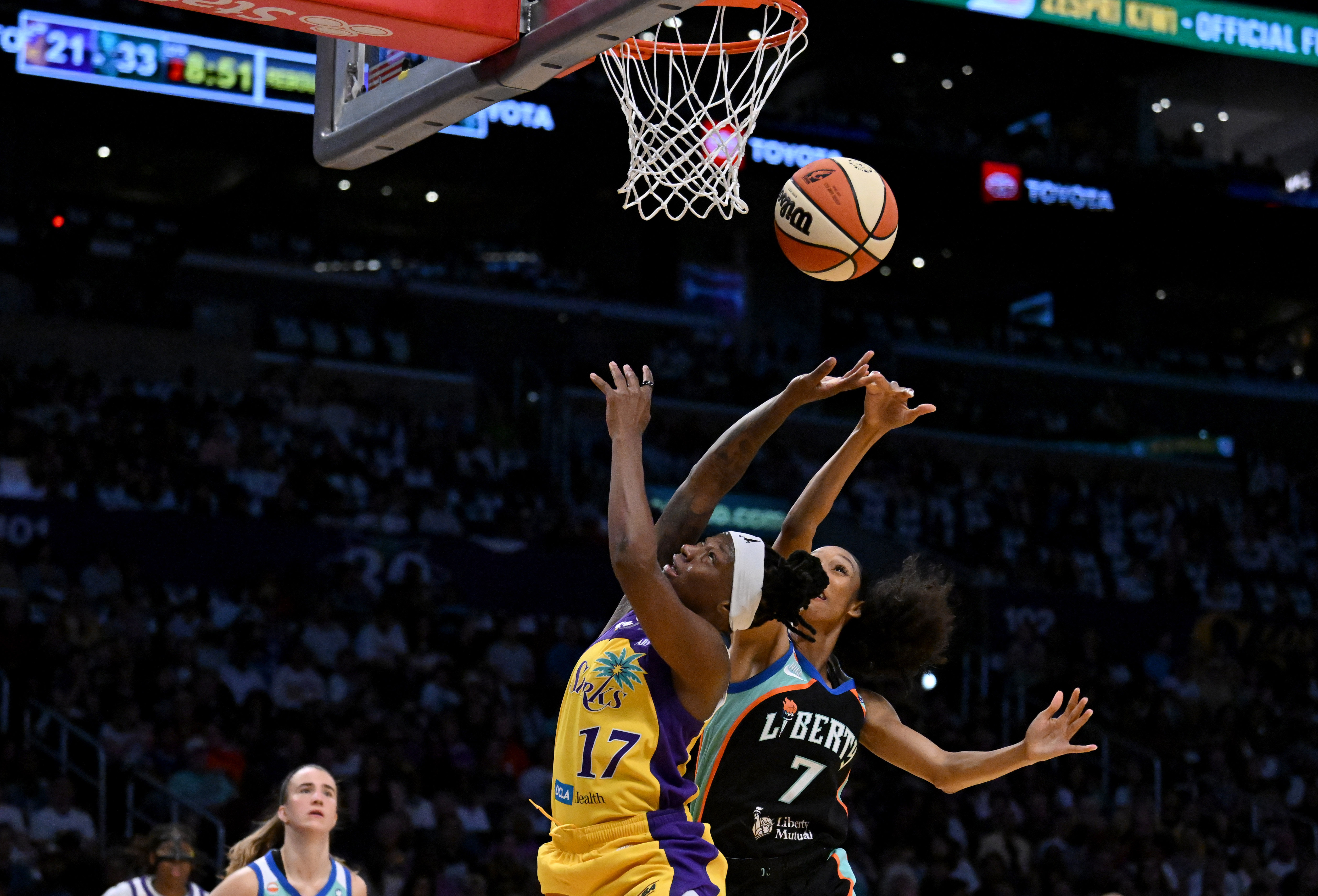 Sparks guard Erica Wheeler (17) takes a shot past New...