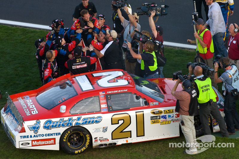 Race winner Trevor Bayne, Wood Brothers Racing Ford celebrates with his team