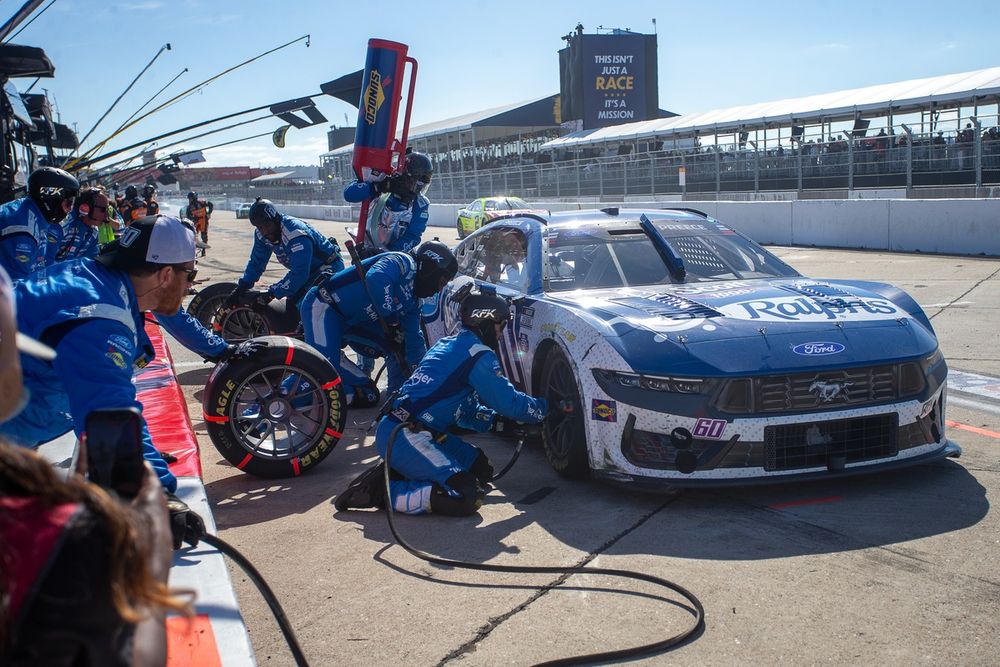Ryan Preece pit stop, No. 60 RFK Racing Ford