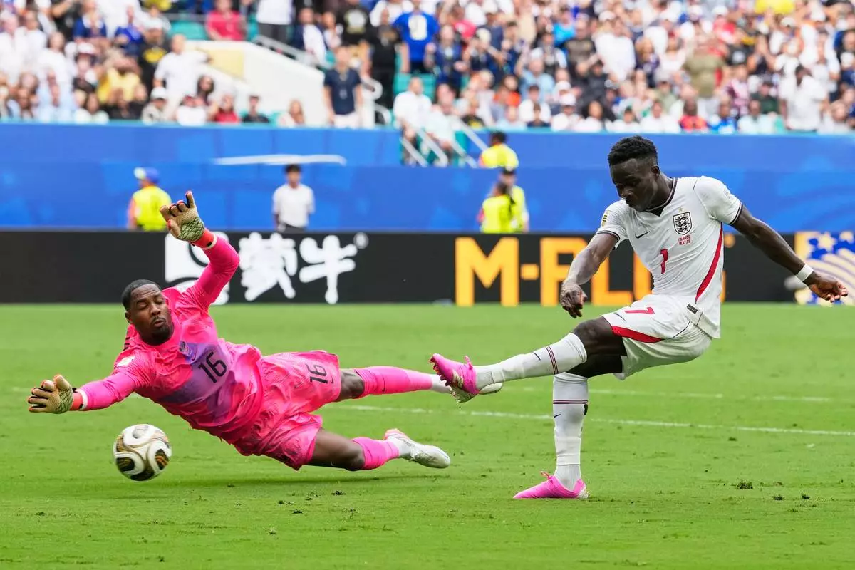 England's Bukayo Saka (7) shoots but does not score on a shot defended by France goalkeeper Mike Maignan (16) during the World Cup third-place playoff soccer match between France and England in Miami Gardens, Fla., Saturday, July 18, 2026. (AP Photo/Rebecca Blackwell)