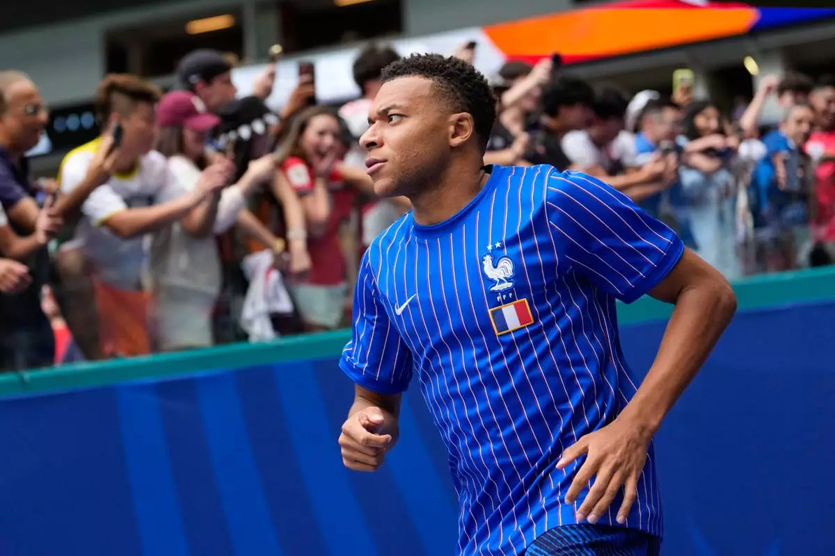 France's Kylian Mbappe jogs onto the field for warmups before the World Cup third-place playoff soccer match between France and England in Miami Gardens, Fla., Saturday, July 18, 2026. (AP Photo/Rebecca Blackwell)