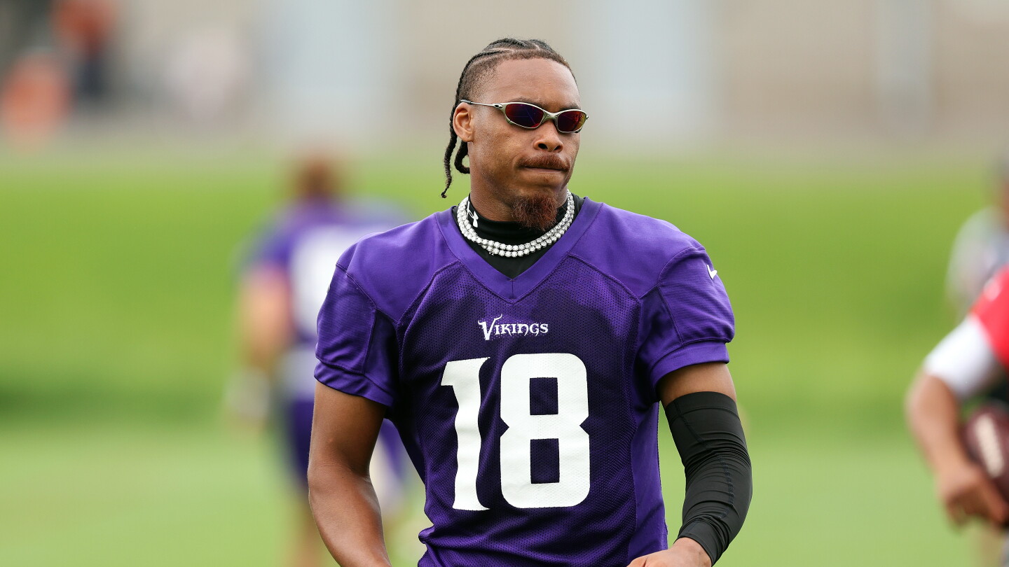 Justin Jefferson trying to build connection with both quarterbacks
