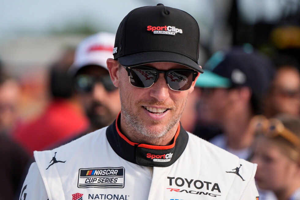 Denny Hamlin leads NASCAR points race ahead of Iowa's short-track weekend