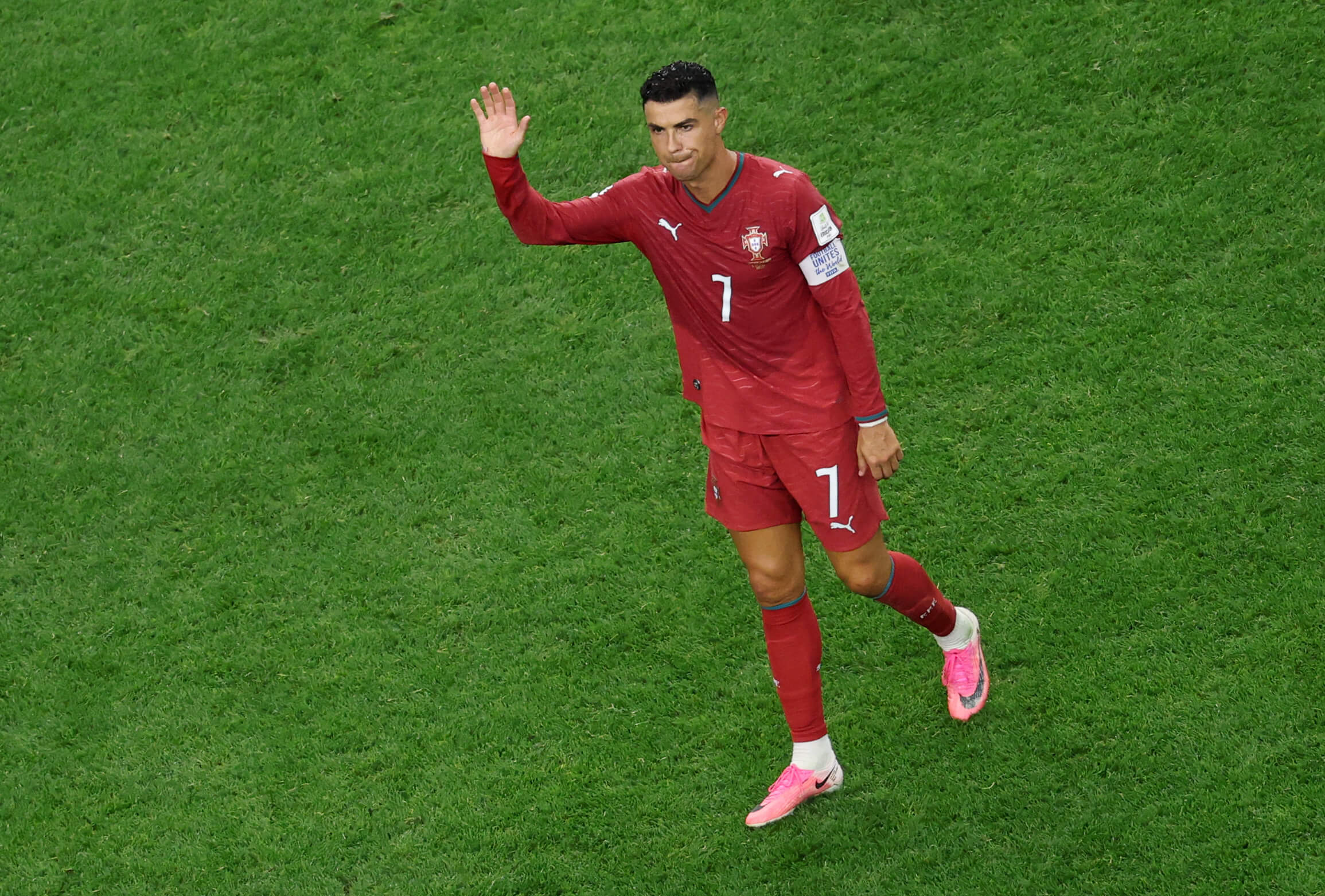 Ronaldo waving wearing a Portugal kit