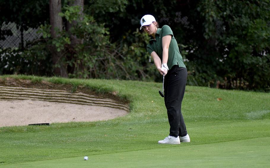 Olivia Ferdinandsen watches her putt.