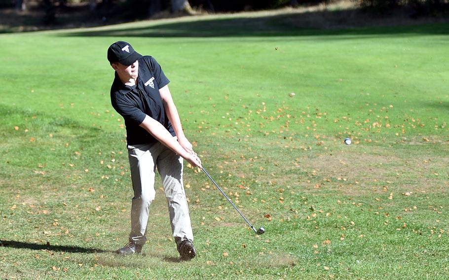 Caleb Harrell chips onto the green.