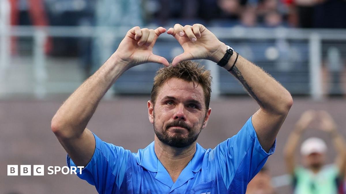 Stan Wawrinka gives a heart sign to the US Open crowd