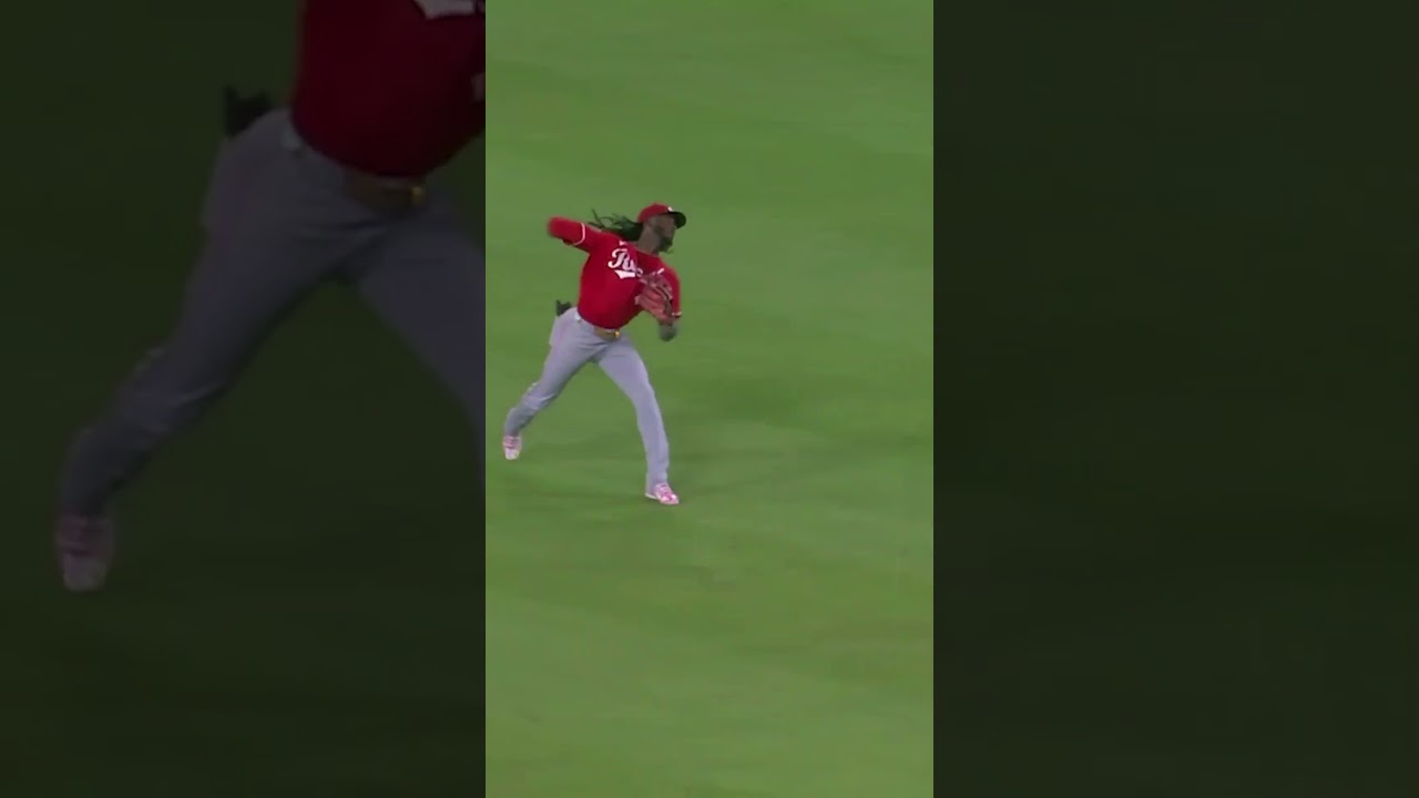 Elly De La Cruz unleashed a dart to prevent an inside-the-park home run for Teoscar Hernández 😳