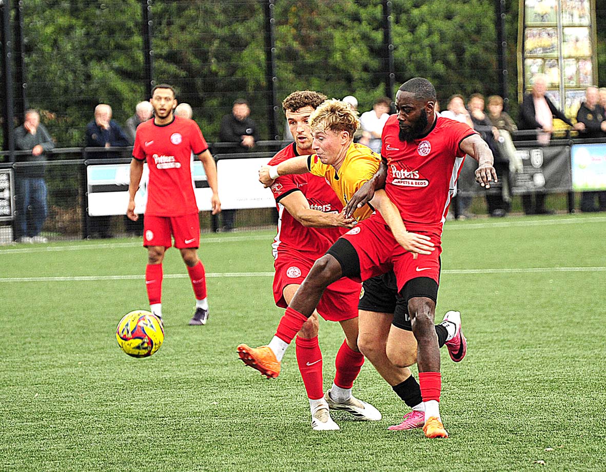 FOOTBALL - Racing Club Warwick concede last-minute goal in defeat against Anstey Nomads