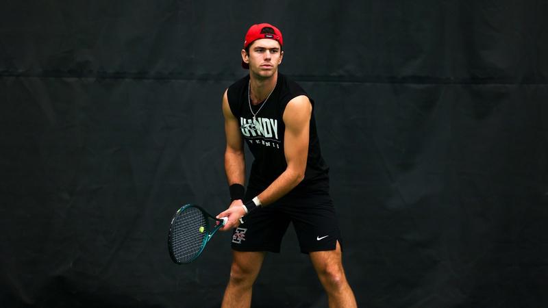 Tennis Wraps Up Weekend at Midwest Regional
