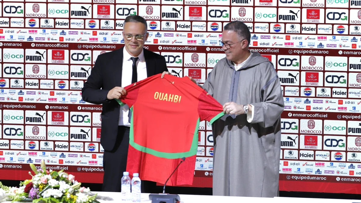 El nuevo seleccionador muestra una camiseta de la selección marroquí con su nombre, acompañado del presidente de la Federación, Fouzi Lekjaa - PHOTO/@EnMaroc