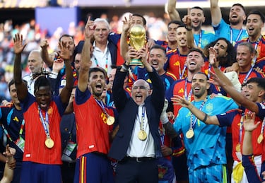 Luis de la Fuente wins Johan Cruyff Trophy as world’s best coach