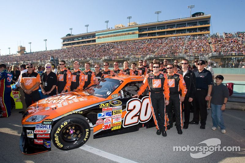 Tony Stewart poses with for Joe Gibbs Racing team members for his last race with the team after a ten year relationship