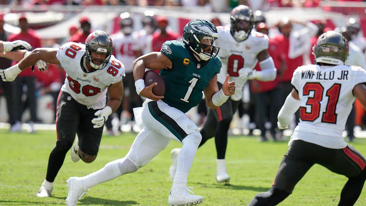 Jalen Hurts runs vs Buccaneers